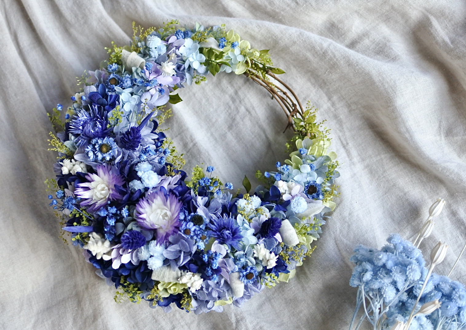 ブルーグラデーションの三日月リース25㎝　プリザーブドフラワー　ハーフリース