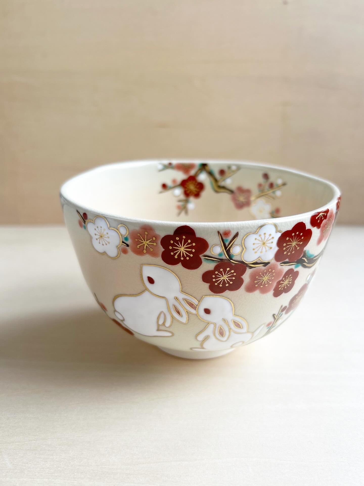 色絵　紅白梅に白兎　抹茶茶碗