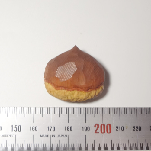 木彫刻 アート 「 栗 」ブローチ バッジ 一刀彫 果物 ハンドメイド