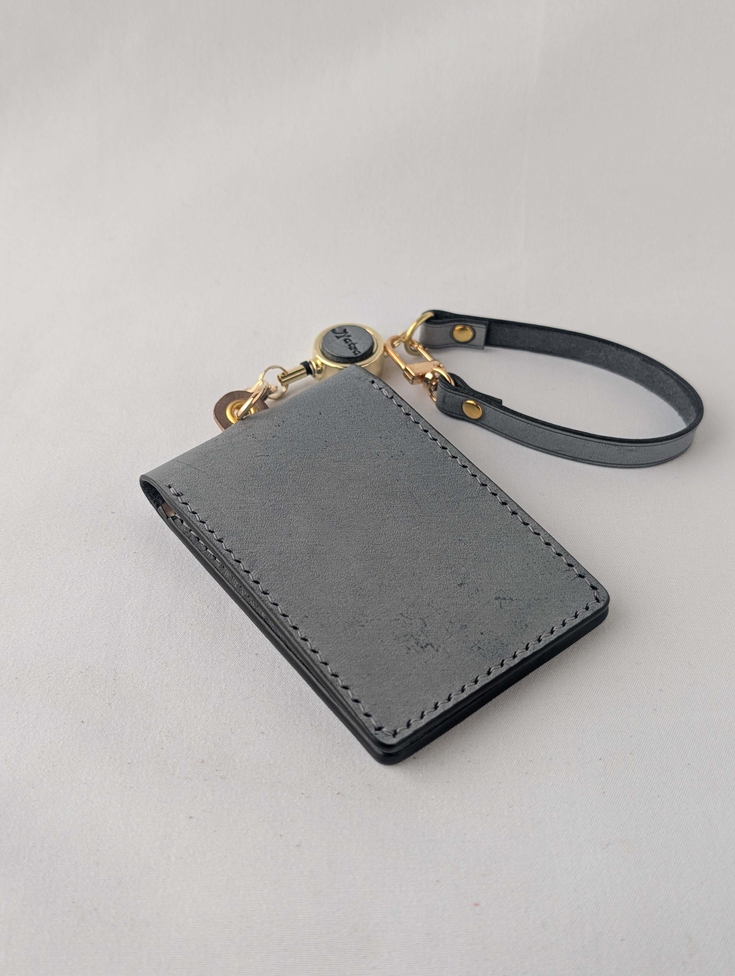 二つ折りパスケース　リール付き　シビラ×モストロ