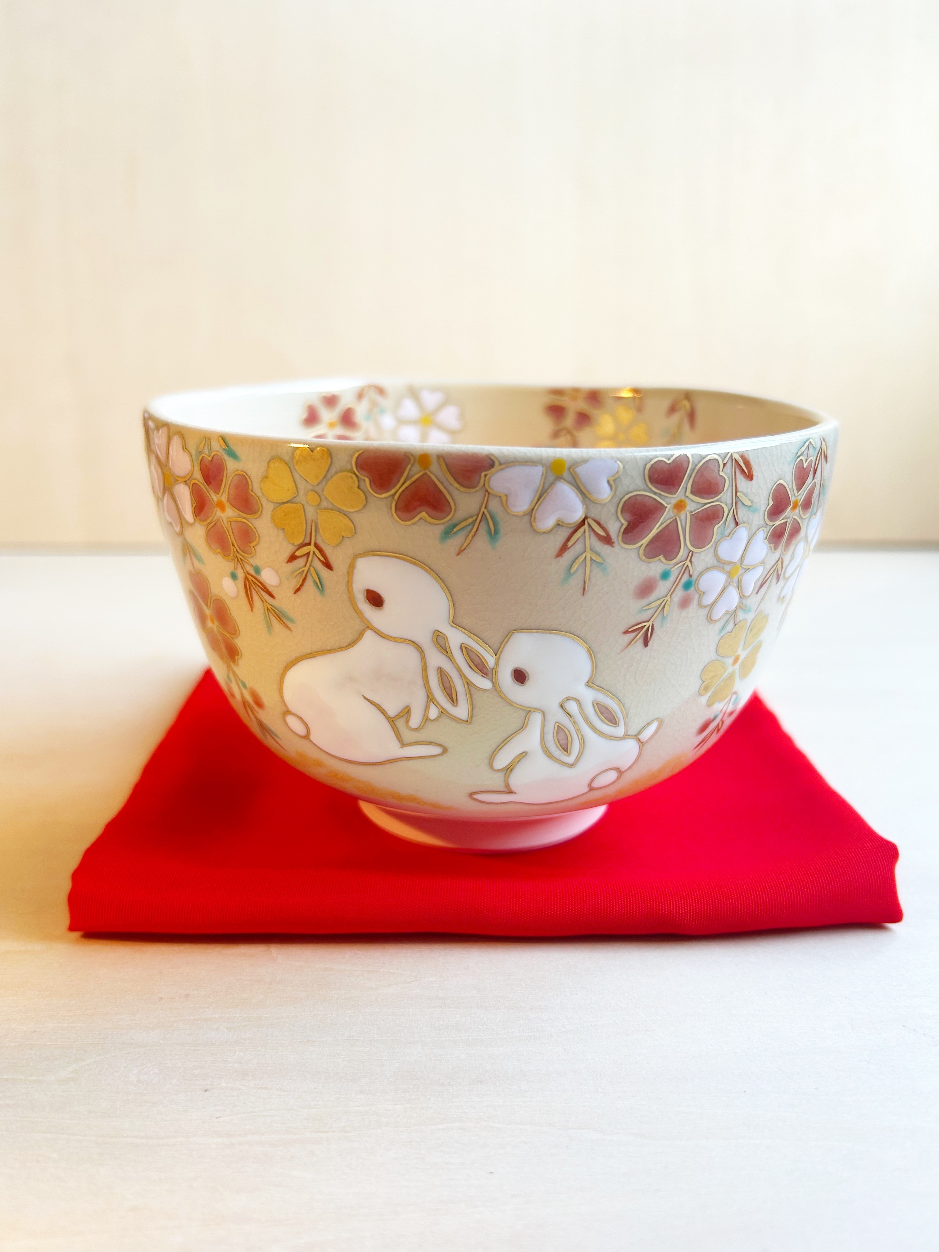 色絵　枝垂れ桜に白兎　抹茶茶碗