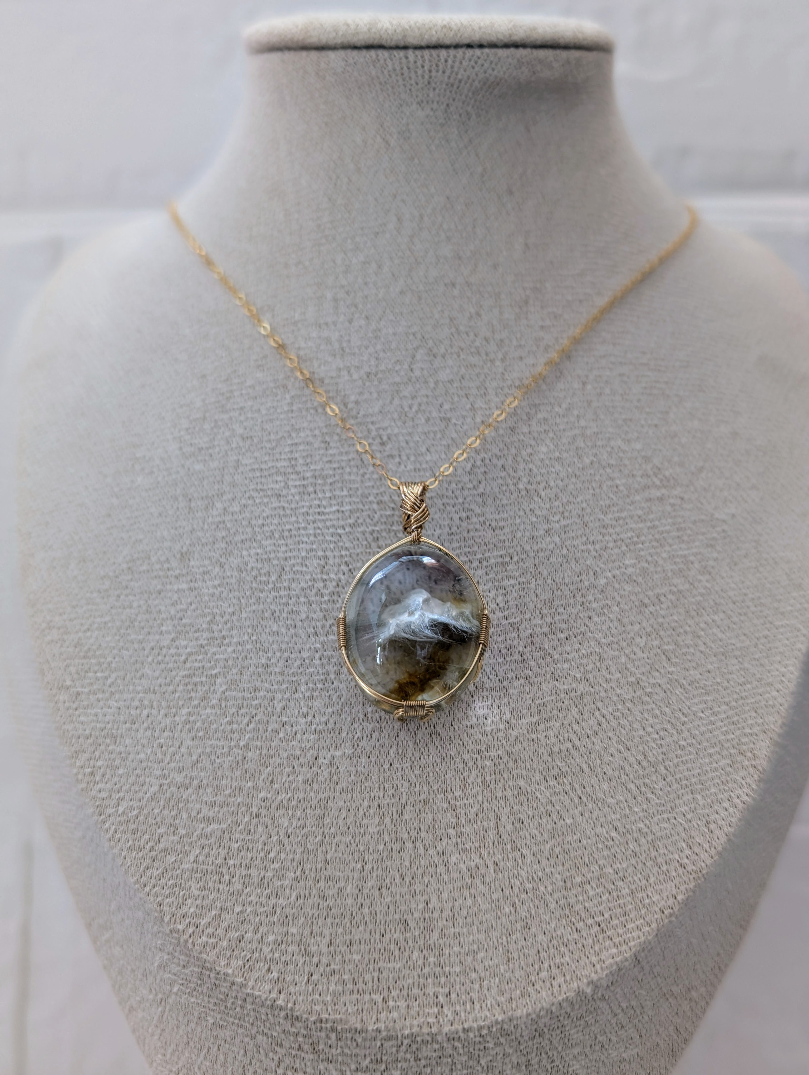 白い羽毛　ガーデンクオーツ　ミャンマー産　女神巻き®　ペンダントトップ