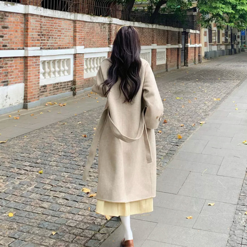 上品の色味とシンプルなデザイン ウール混ロングコート ウエストベルト