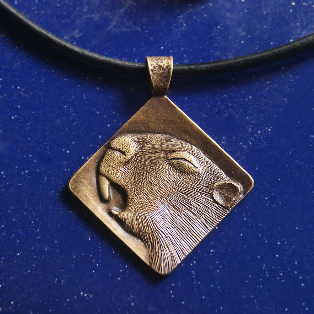 大あくびカピバラのペンダント