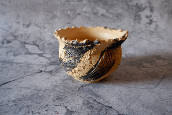 4.5号黄土黒化粧捻り裂紋鉢653　塊根植物　多肉植物　盆栽　植木鉢　作家鉢　沖縄 1枚目の画像