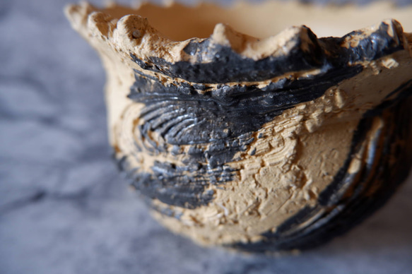 4.5号黄土黒化粧捻り裂紋鉢653　塊根植物　多肉植物　盆栽　植木鉢　作家鉢　沖縄 2枚目の画像