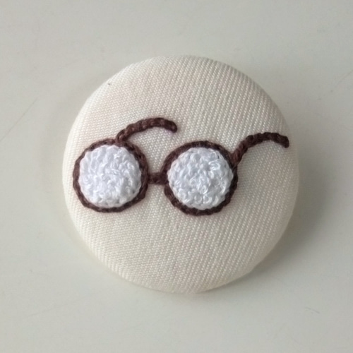 ブローチ 刺繍 ししゅう クルミボタン くるみぼたん 手刺繍