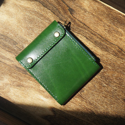 オイルコードバングリーン×ルガトショルダーグリーン 二つ折り財布 小銭入れあり | keywe