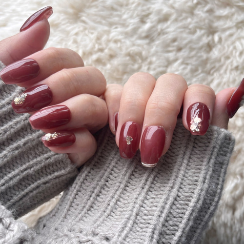 ゴールド煌めく上品ダークレッドネイル ネイルチップ ボルドーネイル