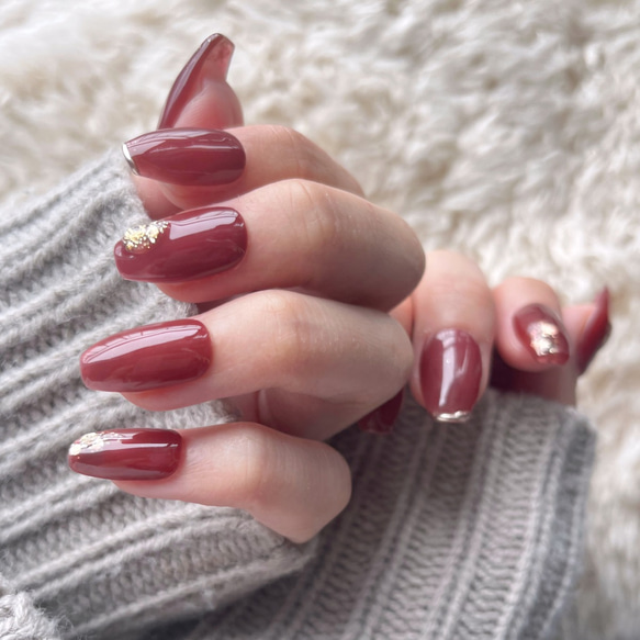 ゴールド煌めく上品ダークレッドネイル ネイルチップ ボルドー
