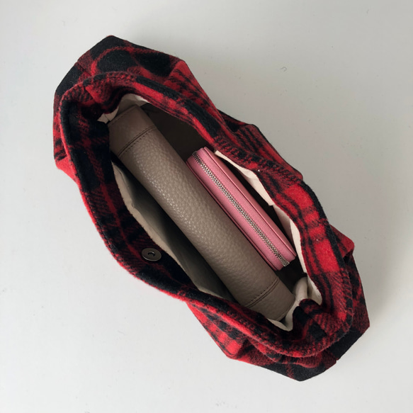 【☃冬限定☃】もこもこクラッチバッグ・赤いタータンチェック 7枚目の画像