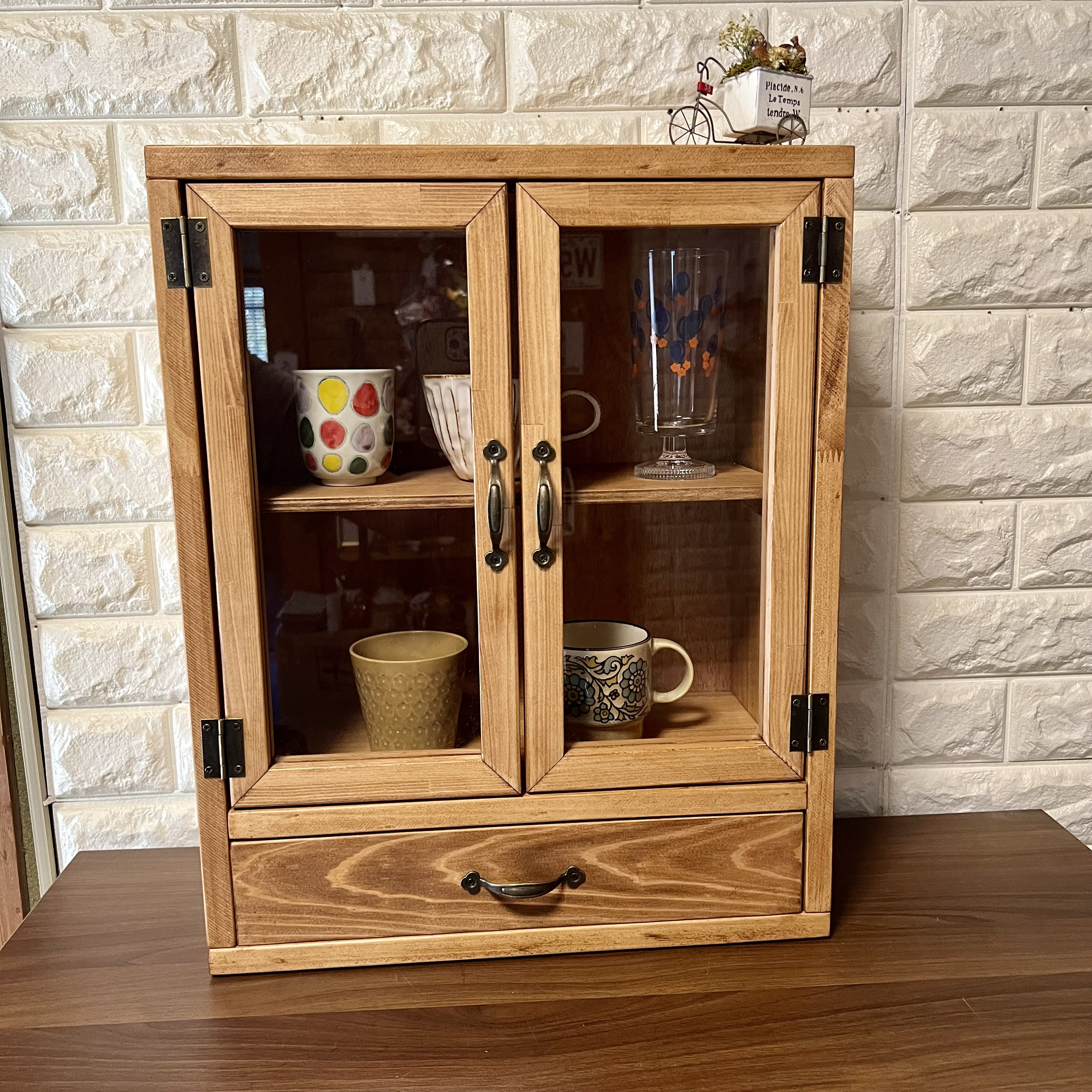 収納ケース付き収納棚 ミニアクリルケース ショーケース キッチン収納 両扉ラック カトラリーケース カップボード