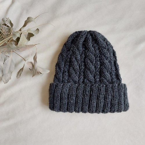 ケーブル模様のニット帽《ダークグレー》 ニット帽・ビーニー