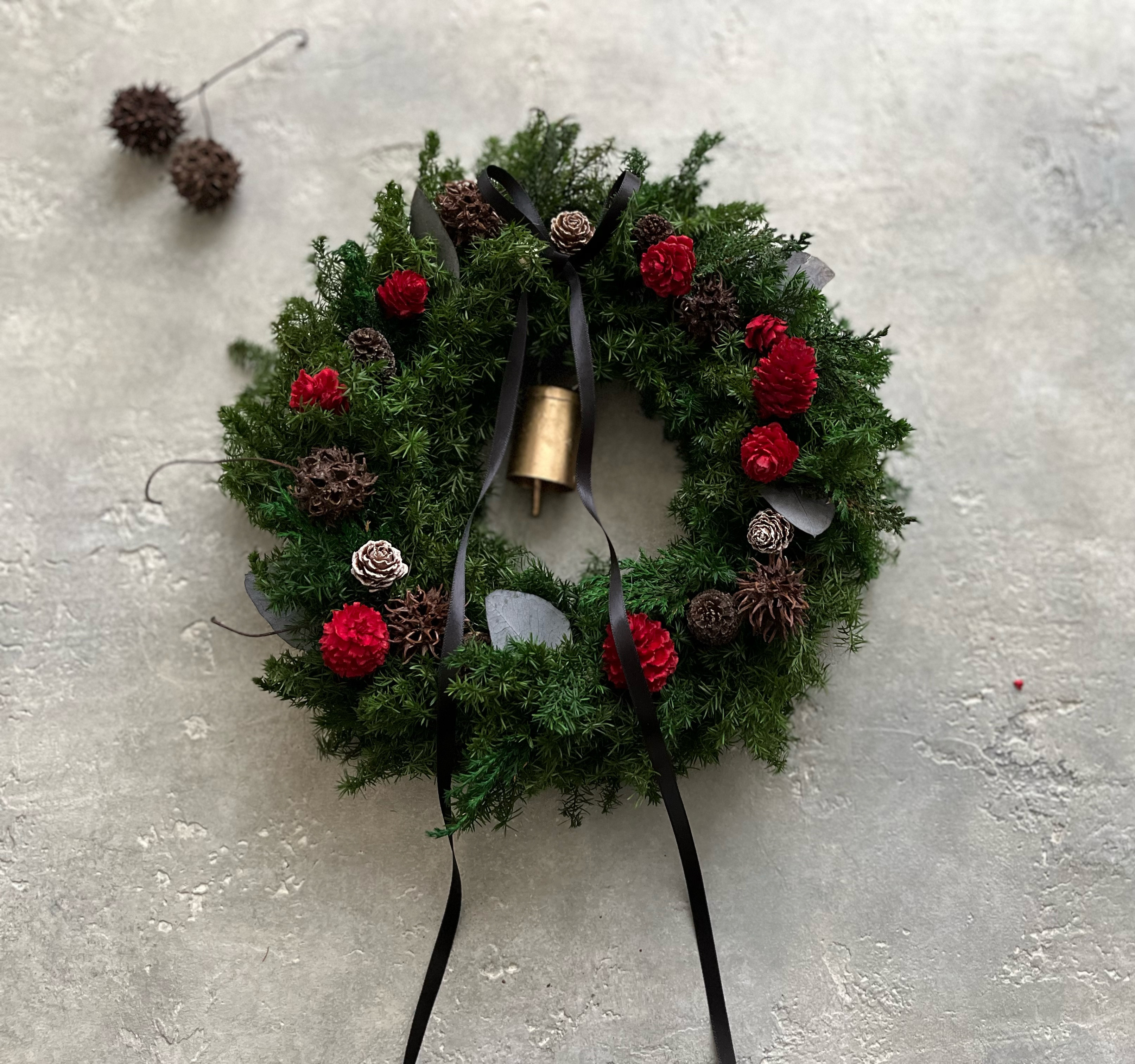 クリスマスリース】山帰来と松ぼっくりのクリスマスリース