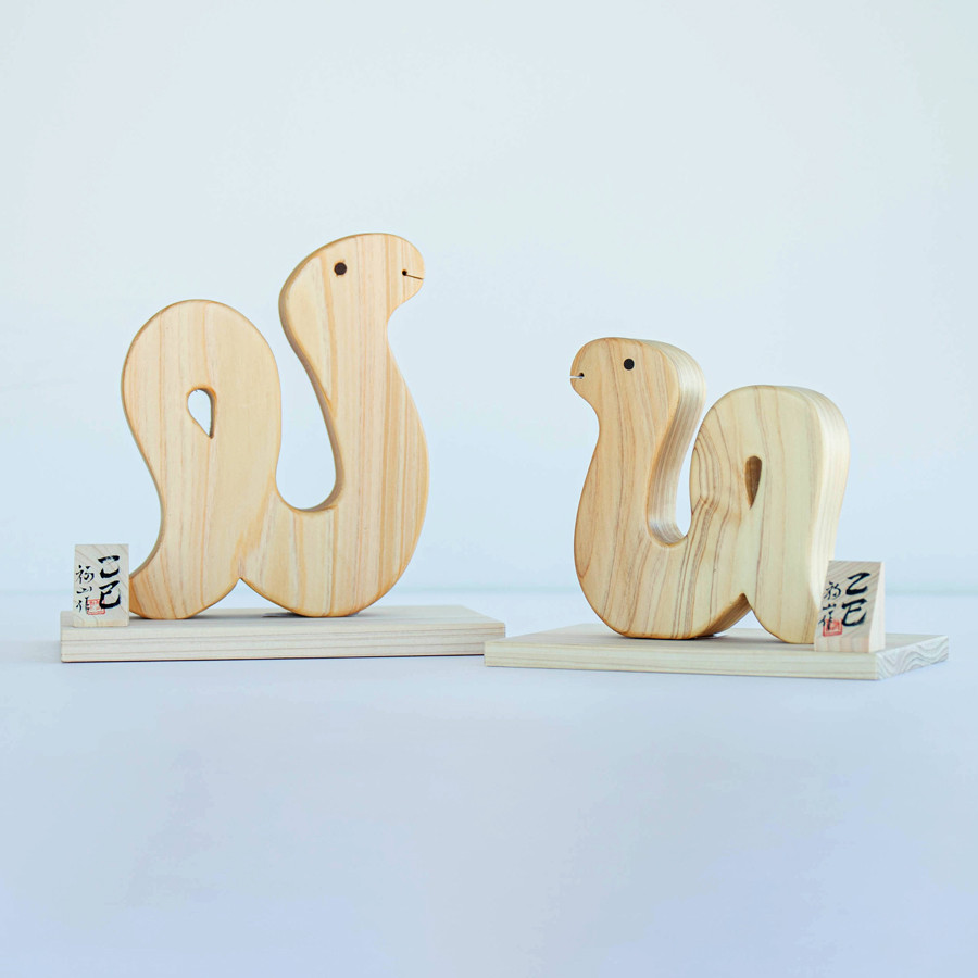 令和七年(2025年)へび年・巳年・木製(熊本県産材ひのき)干支・乙巳(きのとみ)・大　(品番001-1118)Ｌサイズ