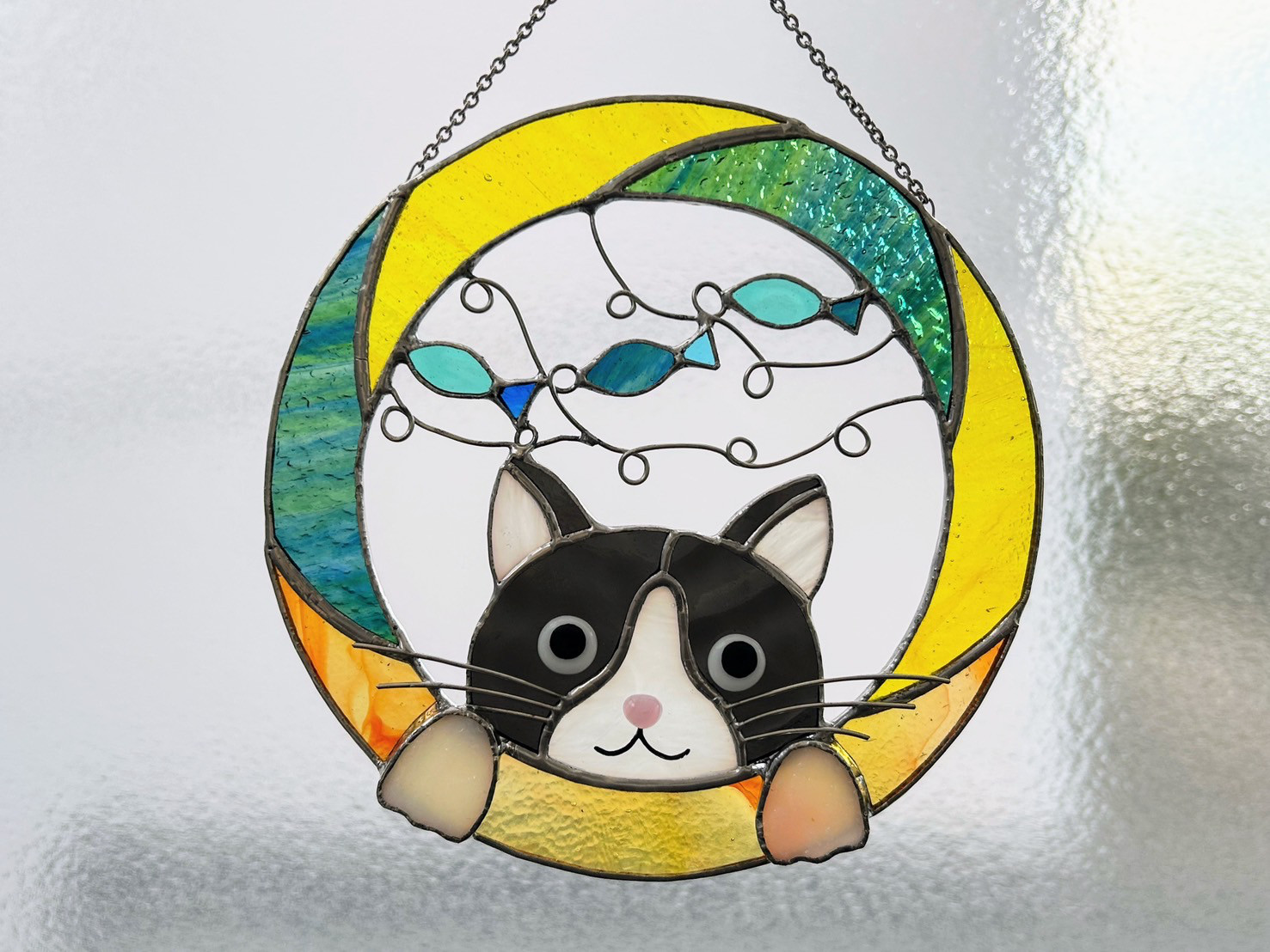 大判ヘレロ ステンドグラス ストレッチ・ケリー猫さんグラスマスターズにゃんこ ネコちゃんとお魚のリース（ステンドグラスのオーナメント・サン