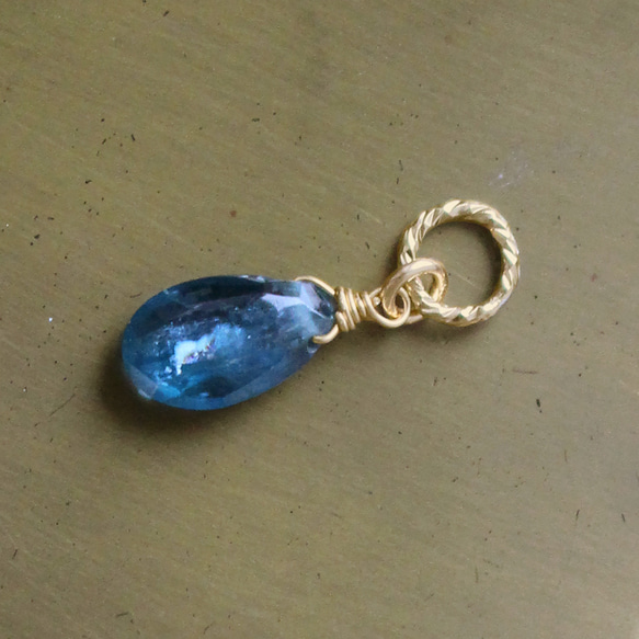 インディゴブルーカイヤナイト＜ペアシェイプ＞のチャーム（K14GF