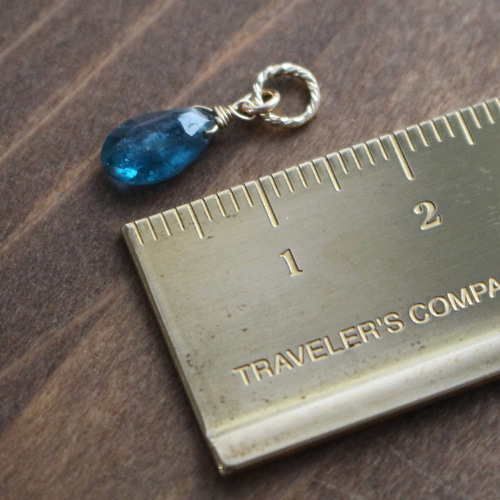 インディゴブルーカイヤナイト＜ペアシェイプ＞のチャーム（K14GF