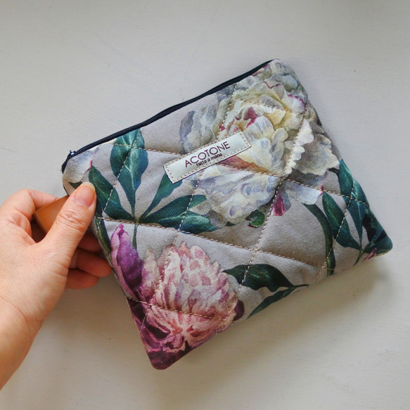 ［送料無料］コットンふかふかキルトポーチグレー花 1枚目の画像