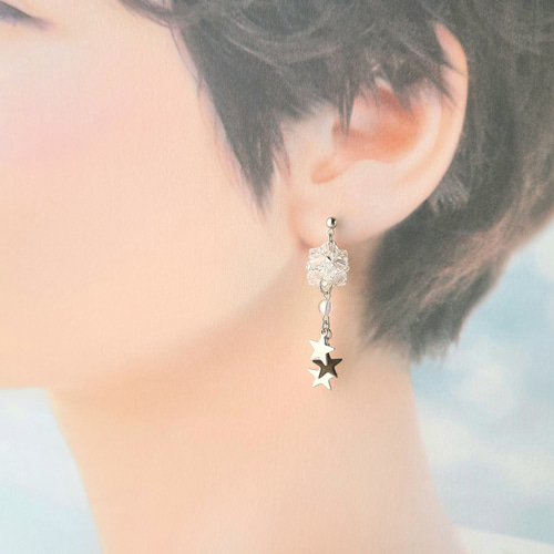 星が揺れるビーズボールのイヤリング/ピアス(ライトブルー×シルバー