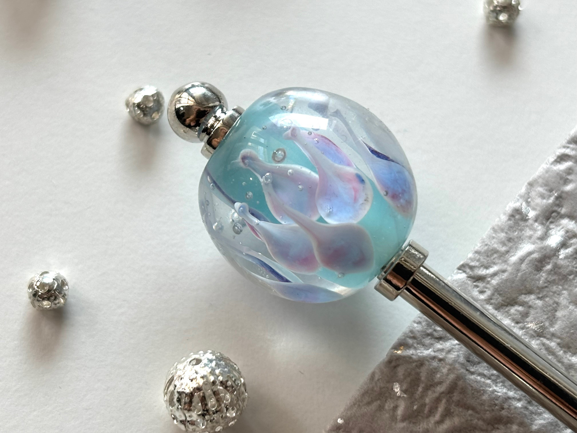 かんざし　人魚の鱗の様なカラフルとんぼ玉B　水色　ブルー　青　一本挿し　一本簪　トンボ玉　蜻蛉玉　紫　パープル