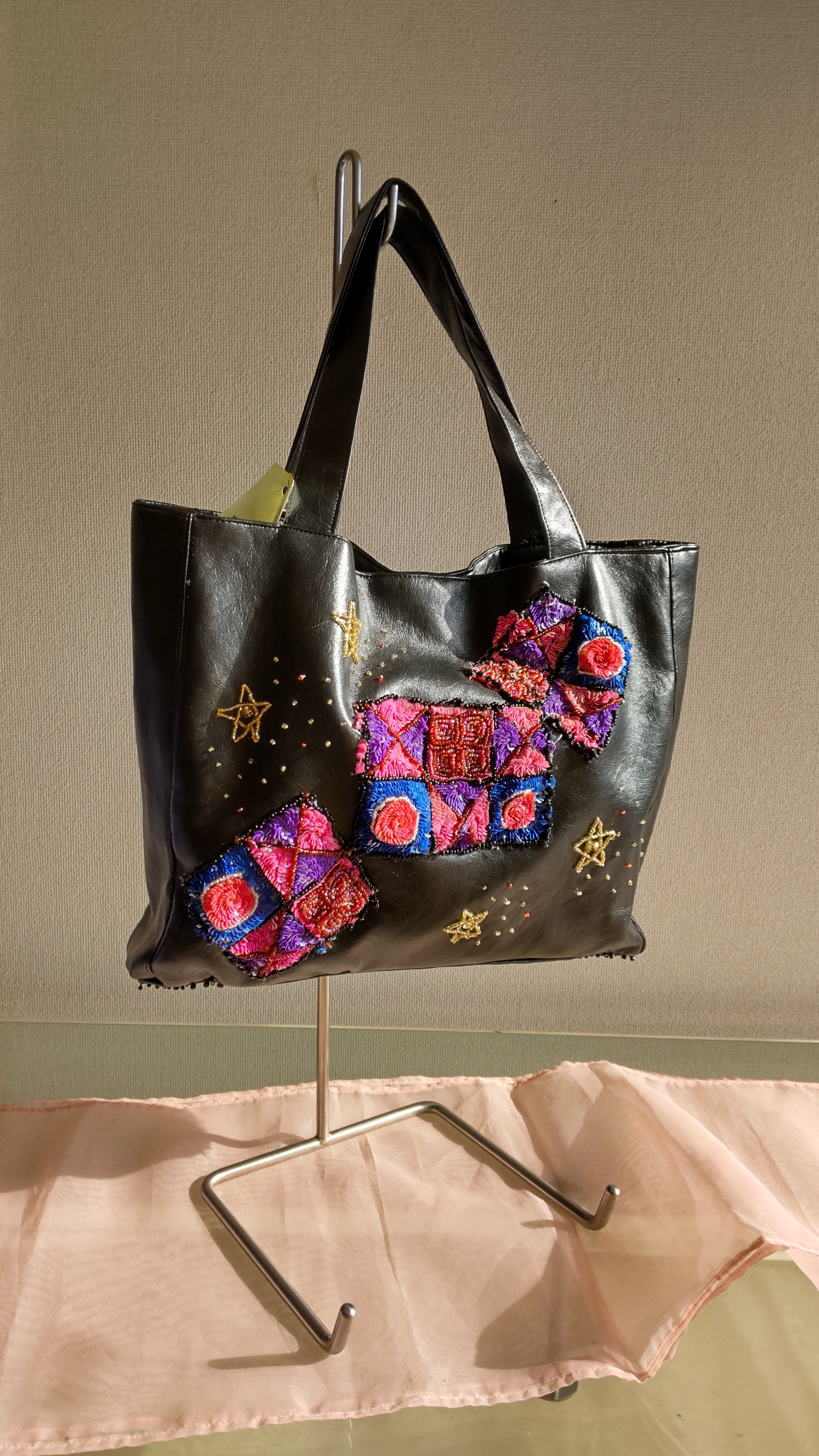 ハンドメイド、黒の合皮にビ-ズ刺繍バツグ