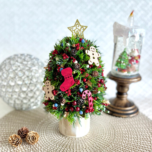 ウッドオーナメントとミニ松ぼっくりのクリスマスツリー