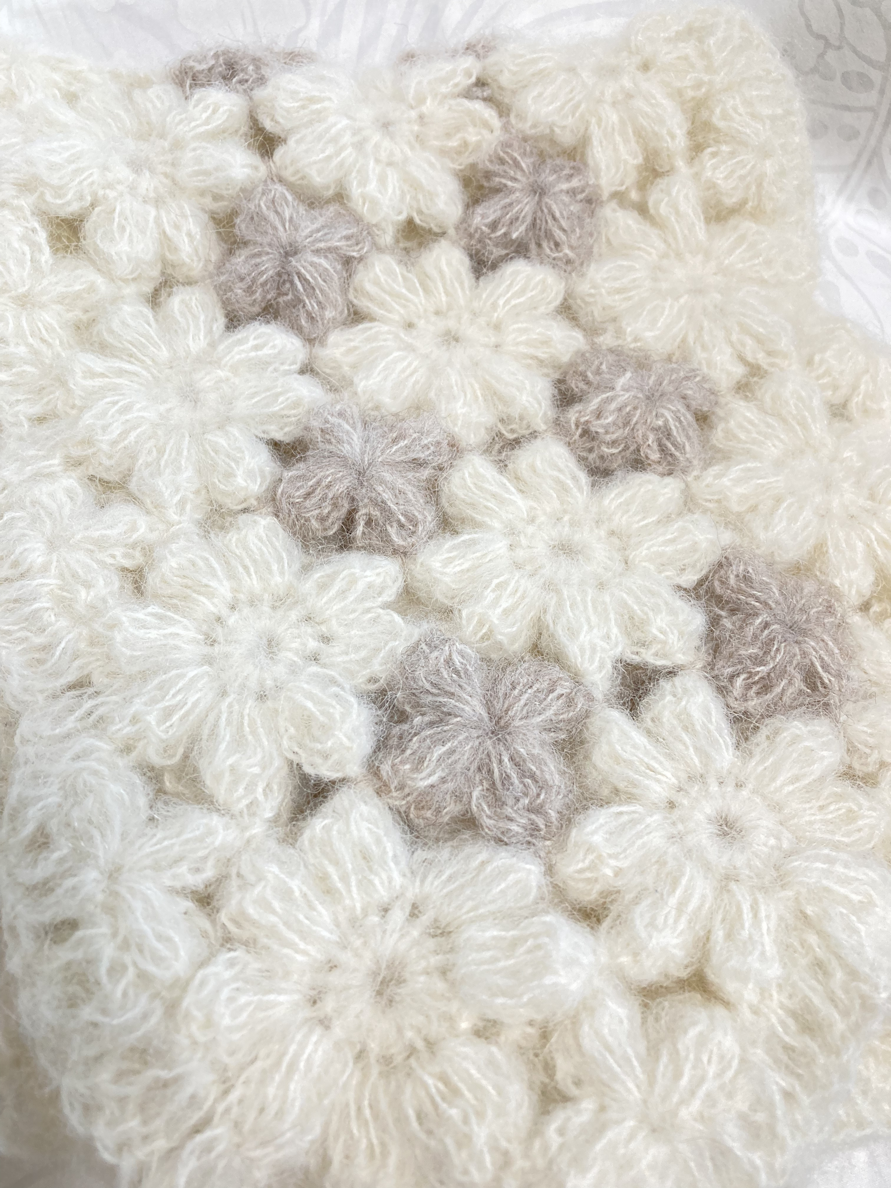 マフラー　お花モチーフ編み　1点物オフホワイト×薄茶　チクチクしないアルパカ75%