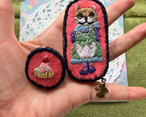刺繍　猫　ブローチ　ハンドメイド ハンドメイド 猫刺繍ブローチ 猫メイドといちごタルト ブローチ taotao