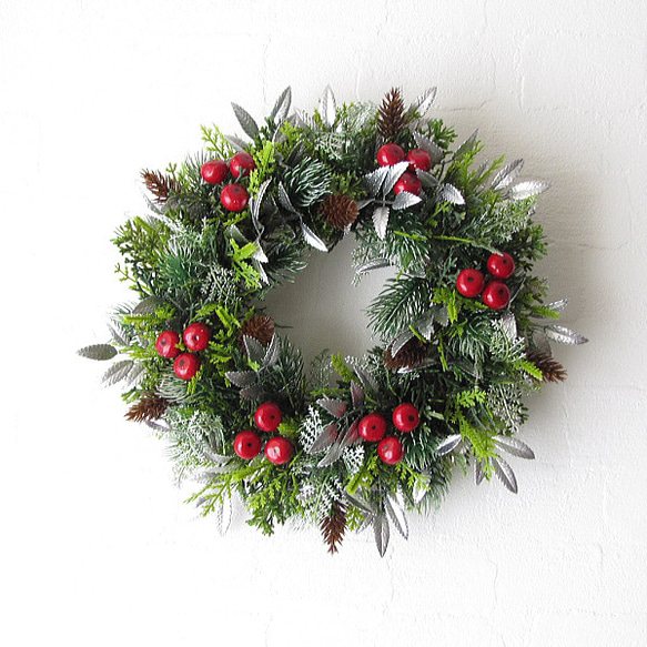 シルバーリーフ・木の実・赤い実入りクリスマスリース 直径約25cm