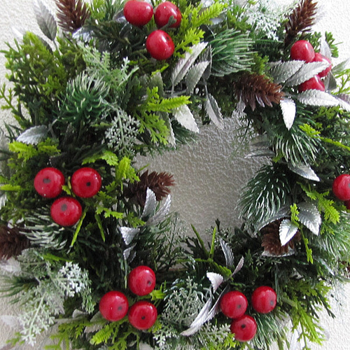 シルバーリーフ・木の実・赤い実入りクリスマスリース 直径約25cm