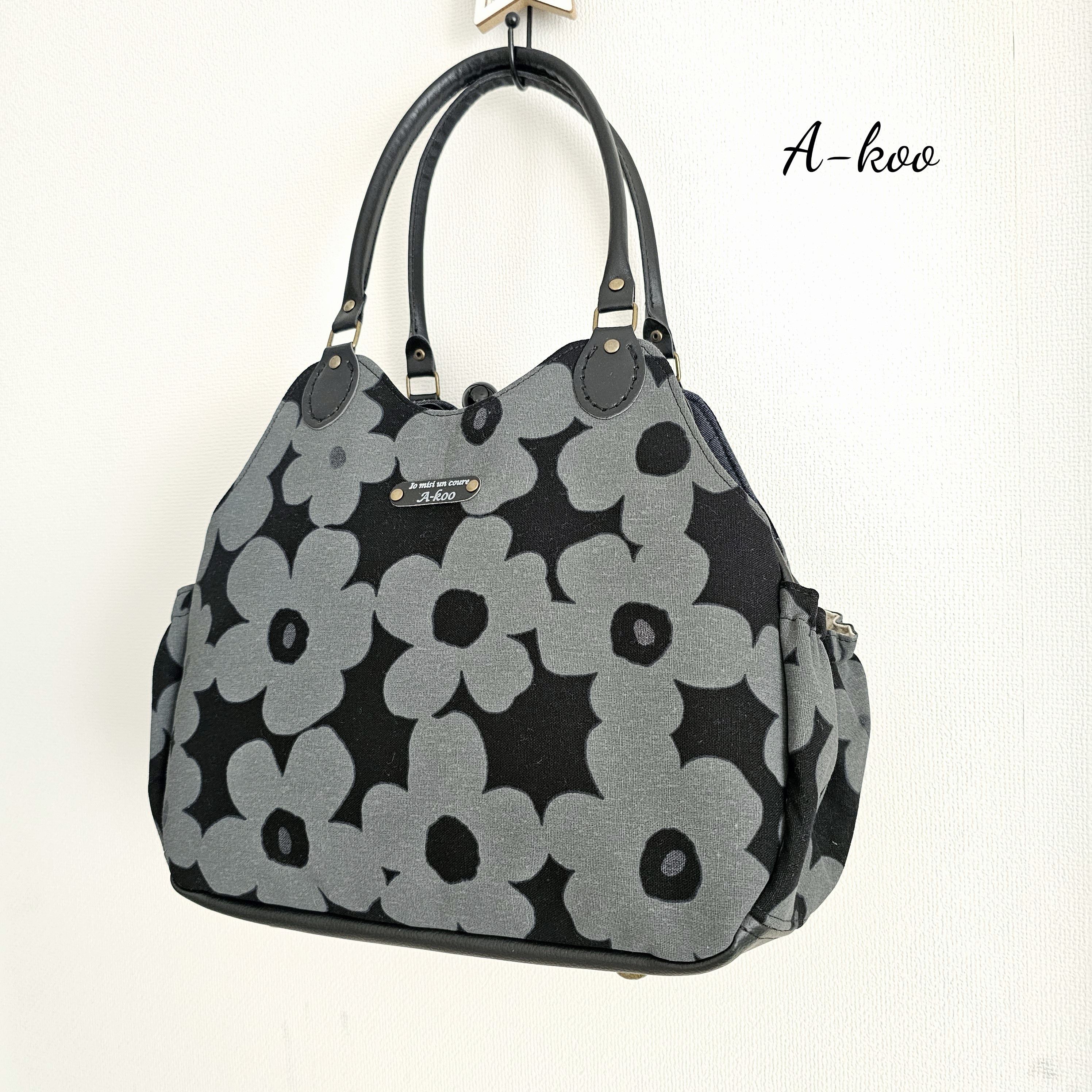 『受注製作』北欧調フラワー☆グレー☆あおり付きがま口バッグ