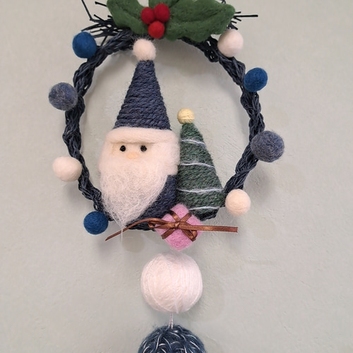 完売】羊毛フェルト サンタが街にやってくる クリスマスリース