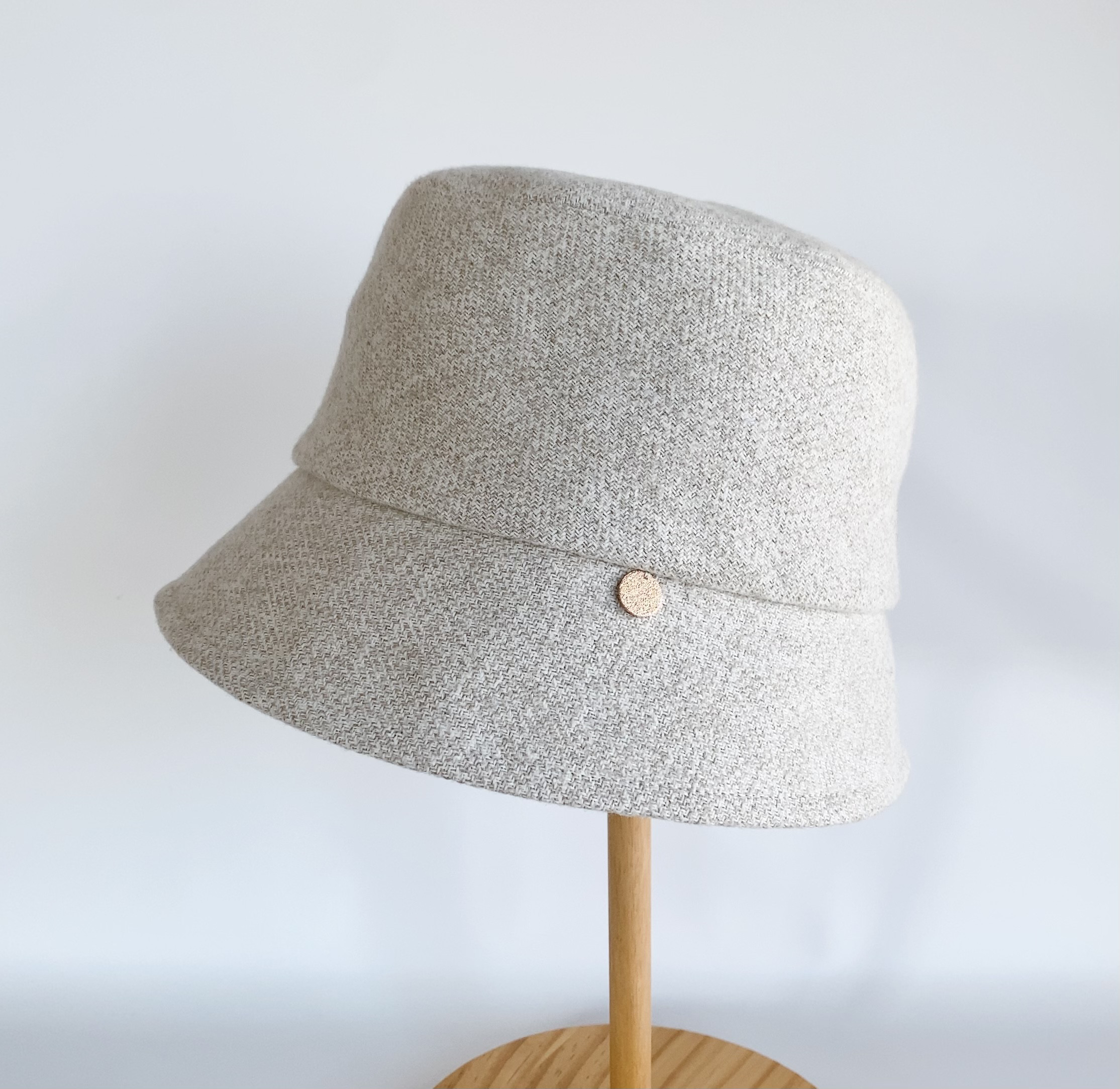 コットンツイードのシンプルバケットハット＊ホワイトベージュ＊レディース帽子＊選べるサイズ（下がりブリム型）