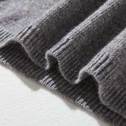 「Number 1」 可靠簡約設計羊毛針織衫 100% 羊毛 淺灰色 231110-5 第8張的照片