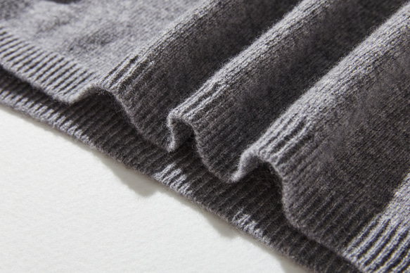 「Number 1」 可靠簡約設計羊毛針織衫 100% 羊毛 淺灰色 231110-5 第8張的照片