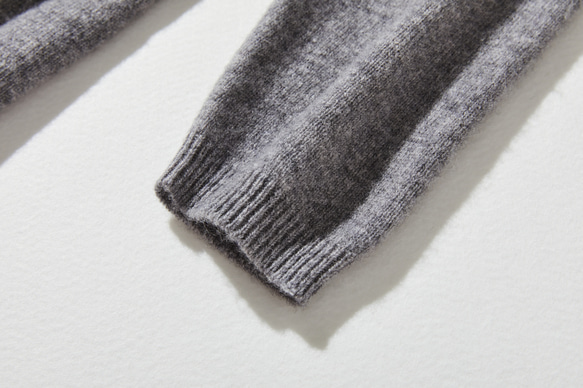 「Number 1」 可靠簡約設計羊毛針織衫 100% 羊毛 淺灰色 231110-5 第5張的照片