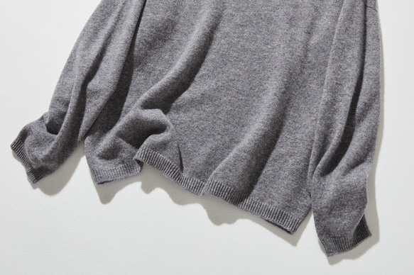 「Number 1」 可靠簡約設計羊毛針織衫 100% 羊毛 淺灰色 231110-5 第4張的照片