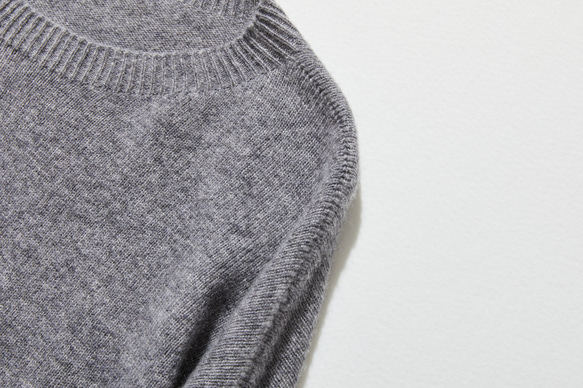 「Number 1」 可靠簡約設計羊毛針織衫 100% 羊毛 淺灰色 231110-5 第3張的照片