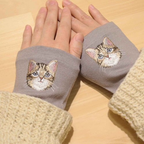 キジトラ子猫】猫刺繍 アームウォーマ 日本製 ウール100％ ギフト 手袋
