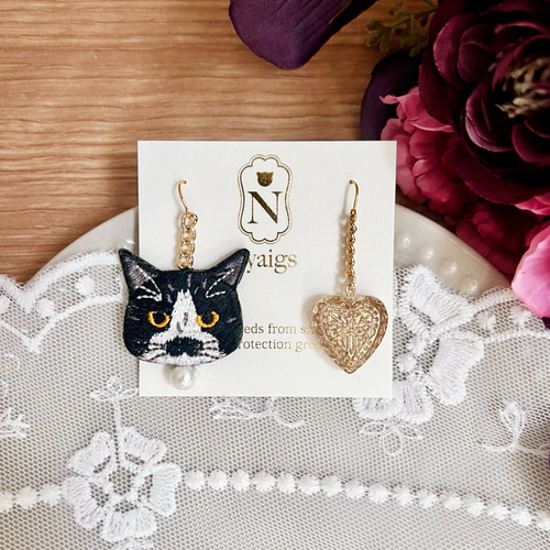 ドイツ製クリアハートの猫さん刺繍ピアスandイヤリング ピアス（フック