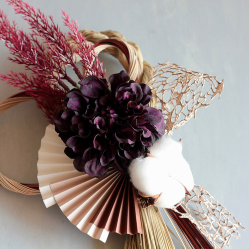 縦型しめ縄】ダークパープルダリアのシックなモダン造花しめ縄飾り