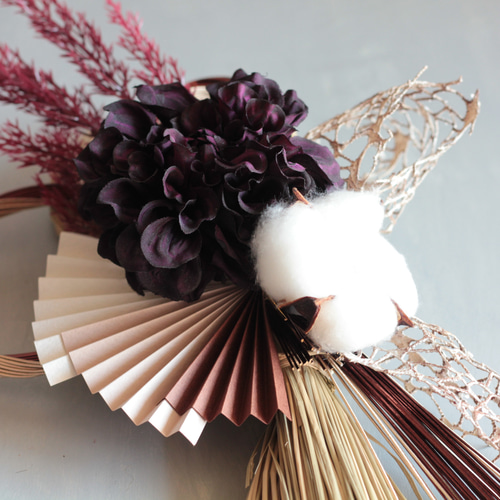 アイボリーダリアのシックなしめ縄 縦型しめ縄】ダークパープルダリアのシックなモダン造花しめ縄飾り