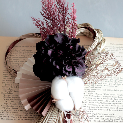 チョコレートタッセル♪濃赤ダリアのシックなしめ縄 縦型しめ縄】ダークパープルダリアのシックなモダン造花しめ縄飾り