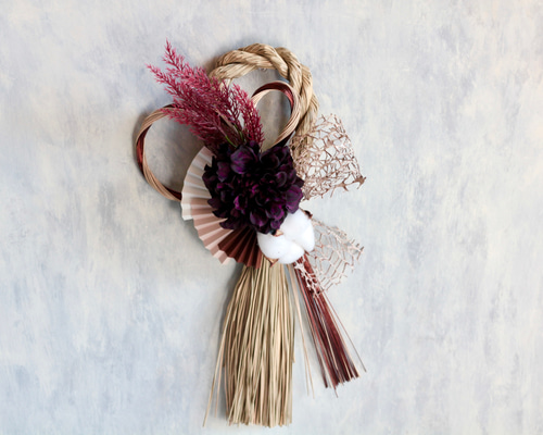 アイボリーダリアのシックなしめ縄 縦型しめ縄】ダークパープルダリアのシックなモダン造花しめ縄飾り