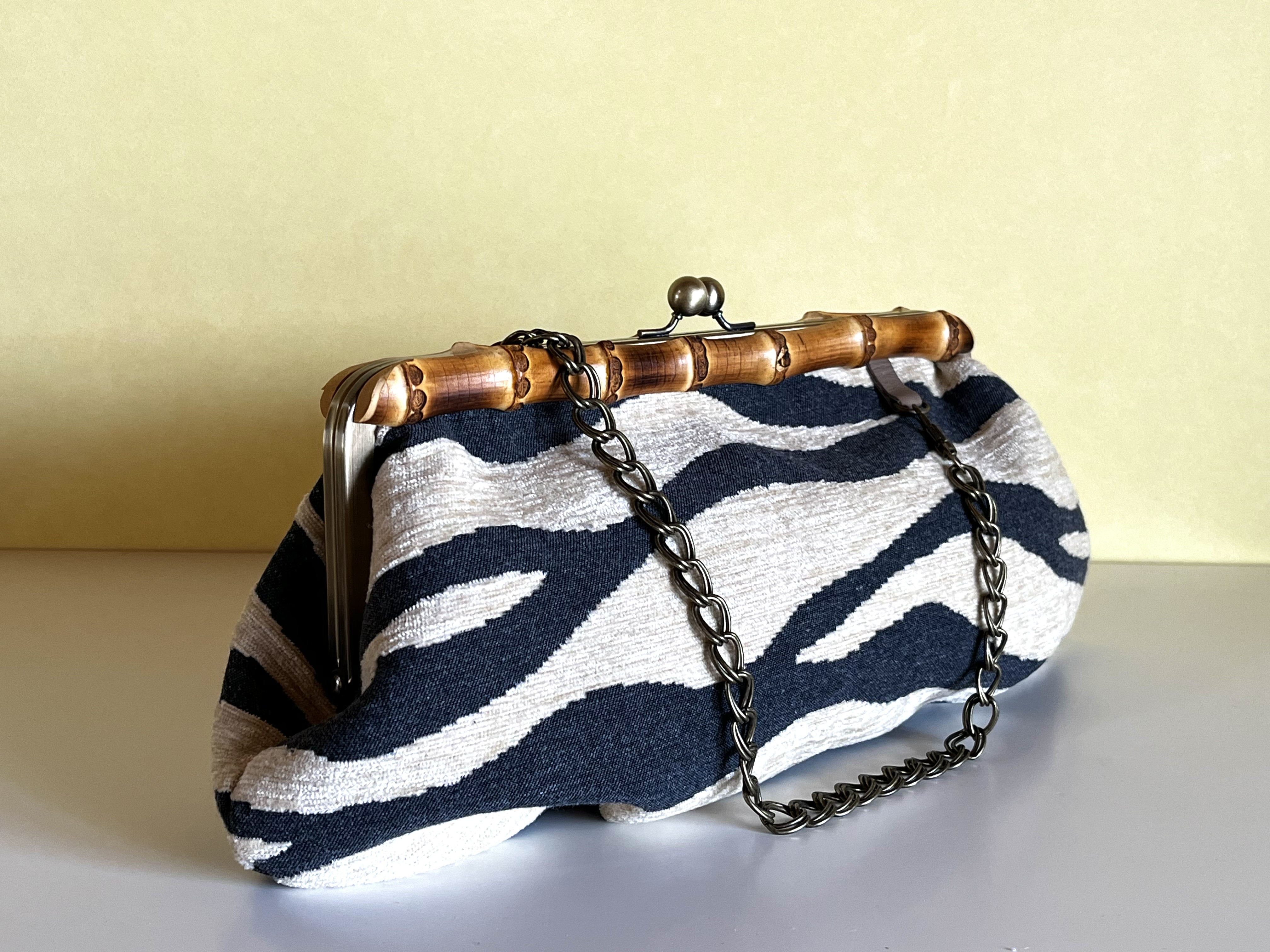 再販！オールシーズンOK！ベージュがベースのゼブラ柄だから、落ち着いた大人らしい印象　がま口バンブー２wayバッグ