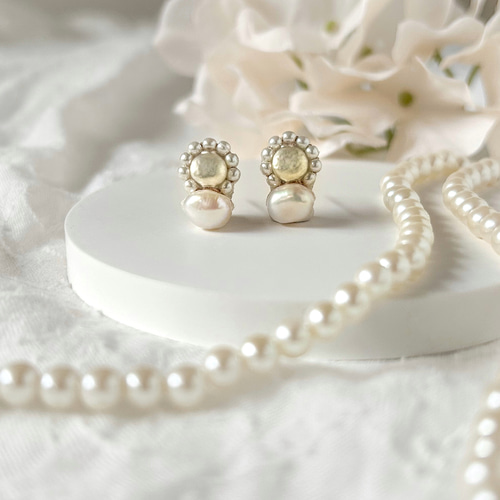 淡水パールとヴィンテージビーズの ビーズ刺繍ピアス/イヤリング