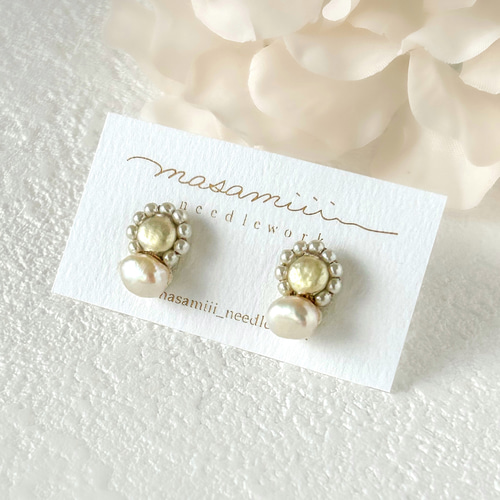 淡水パールとヴィンテージビーズの ビーズ刺繍ピアス/イヤリング