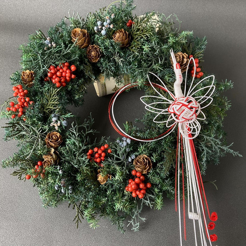 クリスマスからお正月まで飾れる針葉樹のリース 赤 お正月へ交換用鶴の