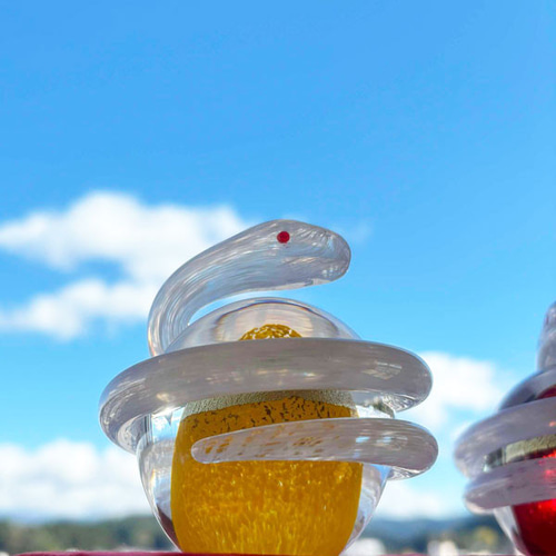 金箔入り白蛇のガラス置物｜金沢金箔使用・ガラス細工・2025年干支飾り